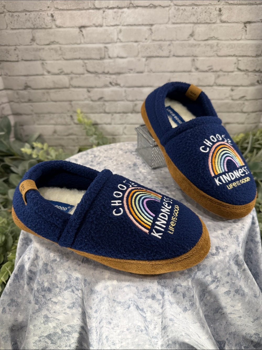 LIFE IS GOOD “Choose Kindness” Navy Blue Soft Plush Cozy Slippers - Boys 2💙EUC